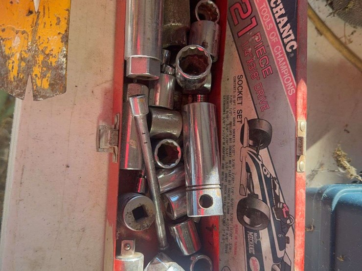 tow-hook,-dewalt-nail-puller,-3/8"&1/4"-sockets,-misc.-image-2