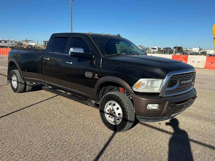 2017-dodge-ram-3500-image-3
