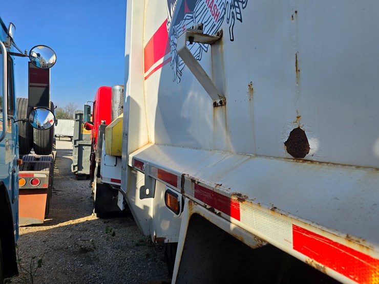 2002-peterbilt-320-image-21