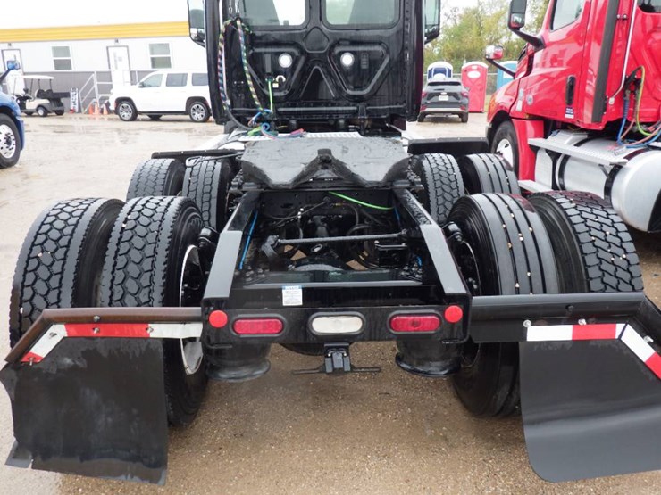 2020-freightliner-cascadia-126-image-9