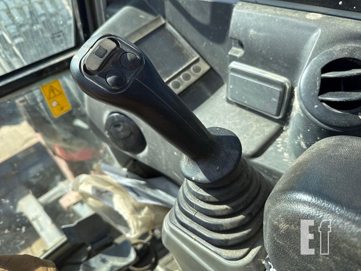 2020-takeuchi-tb260-image-30