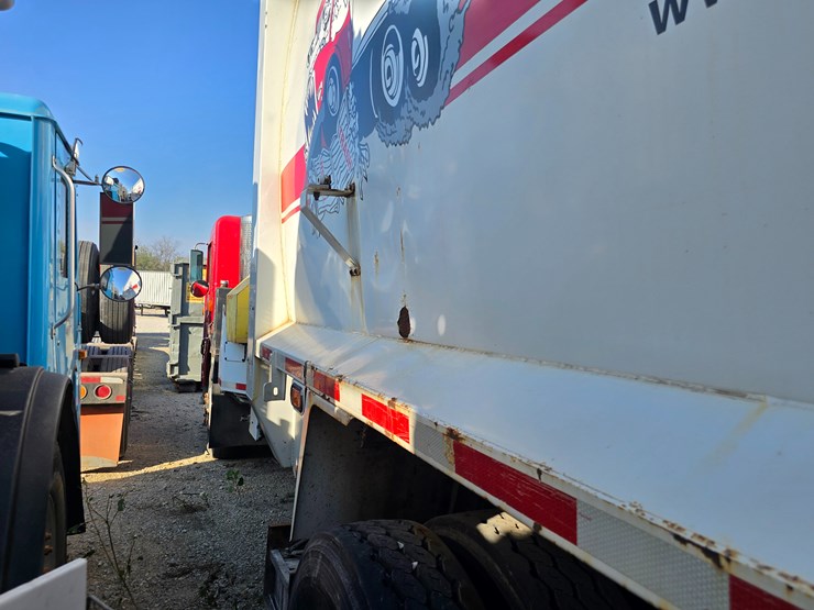 2002-peterbilt-320-image-20