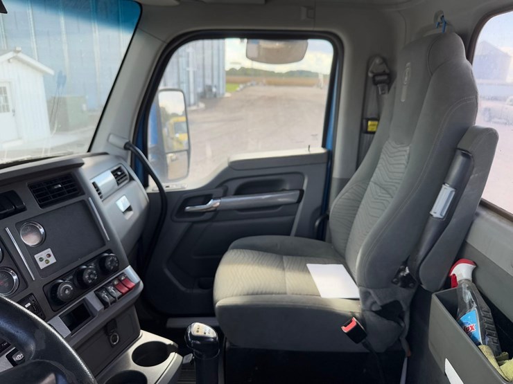 2016-kenworth-t880-image-29