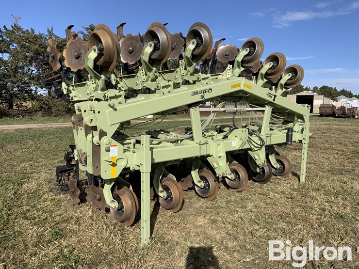 2013-orthman-12r30”-1tripr-strip-till-machine-image-3