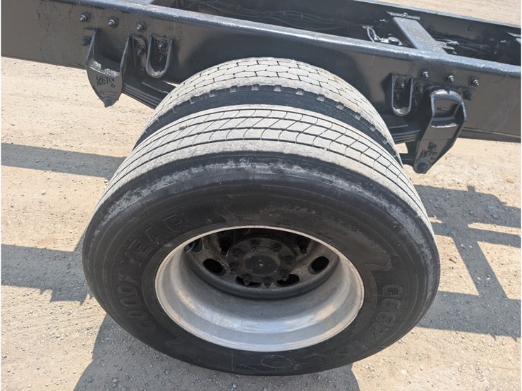 peterbilt-335-image-7