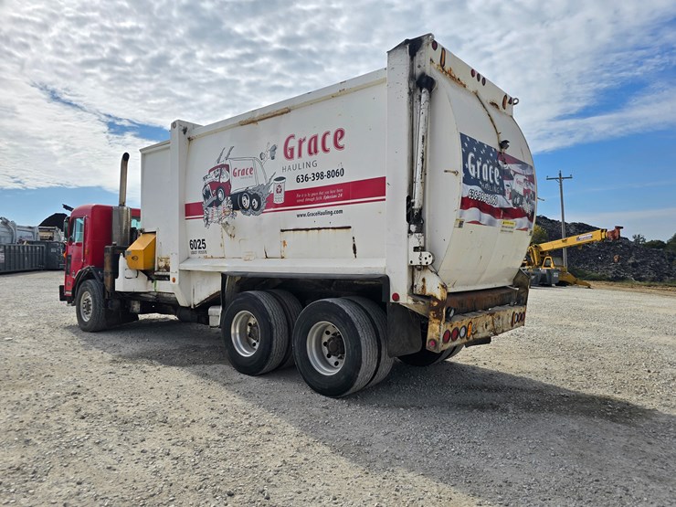 2005-peterbilt-320-image-11