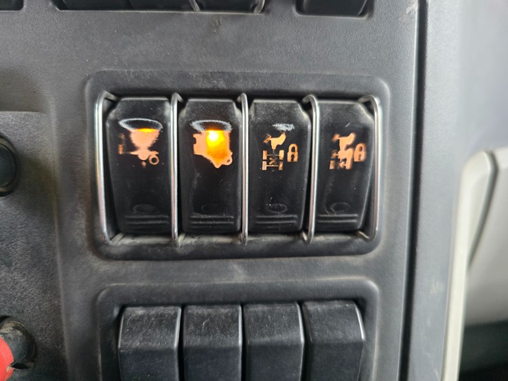 2020-peterbilt-567-image-170