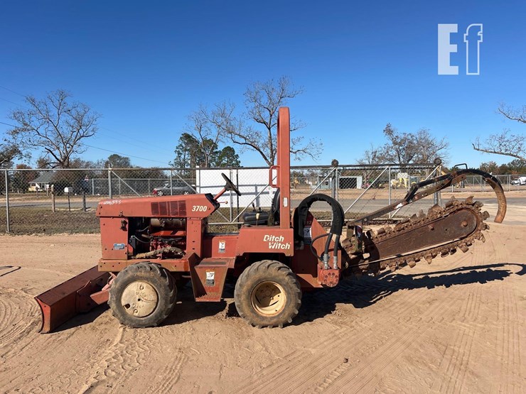 2004-ditch-witch-3700-image-1