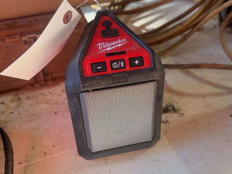 milwaukee-wireless-job-site-speaker-with-battery-image-1