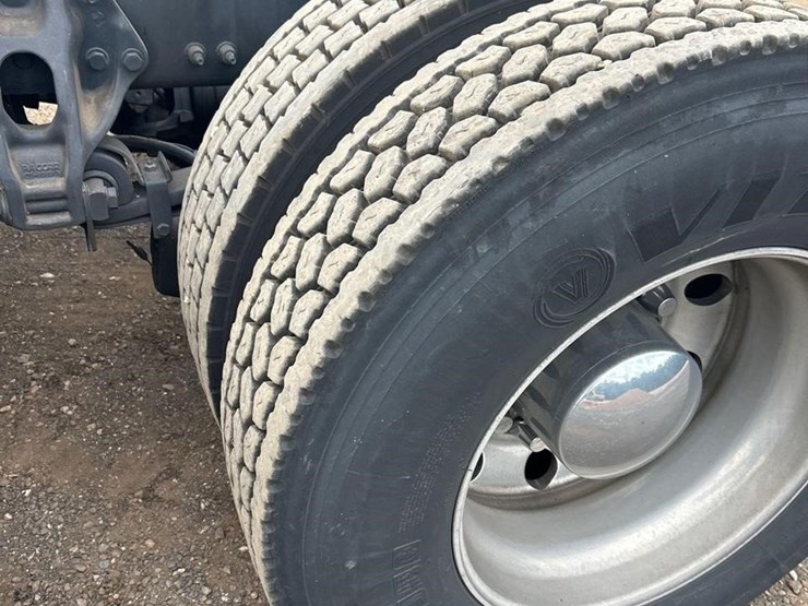 peterbilt-579-image-19