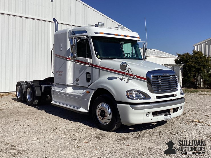 2005-freightliner-columbia-120-image-3