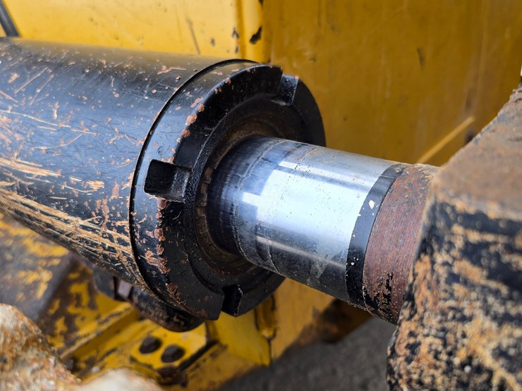 caterpillar-953d-image-64