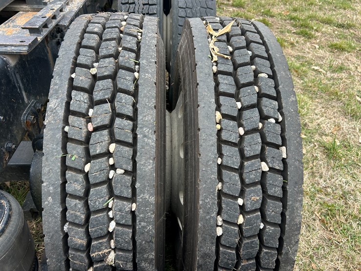 #95-•-volvo-semi-image-30