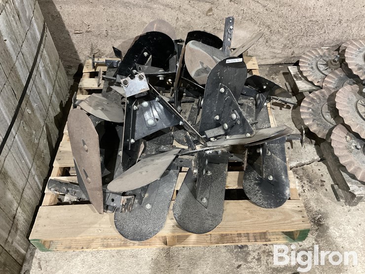 hiniker-cultivator-hiller/ridge-attachment-image-2