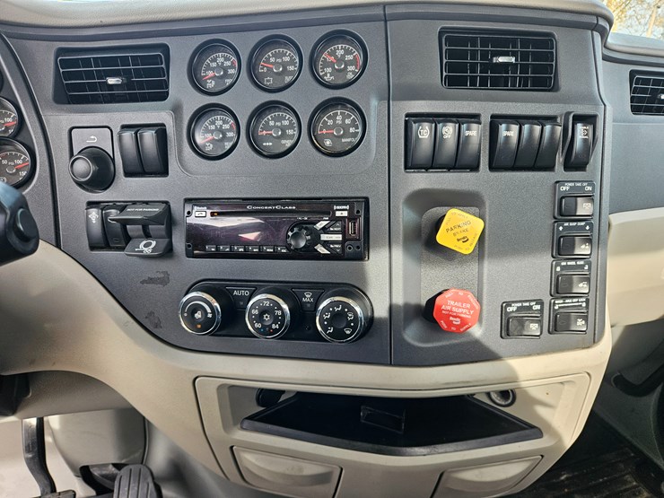 peterbilt-579-image-49