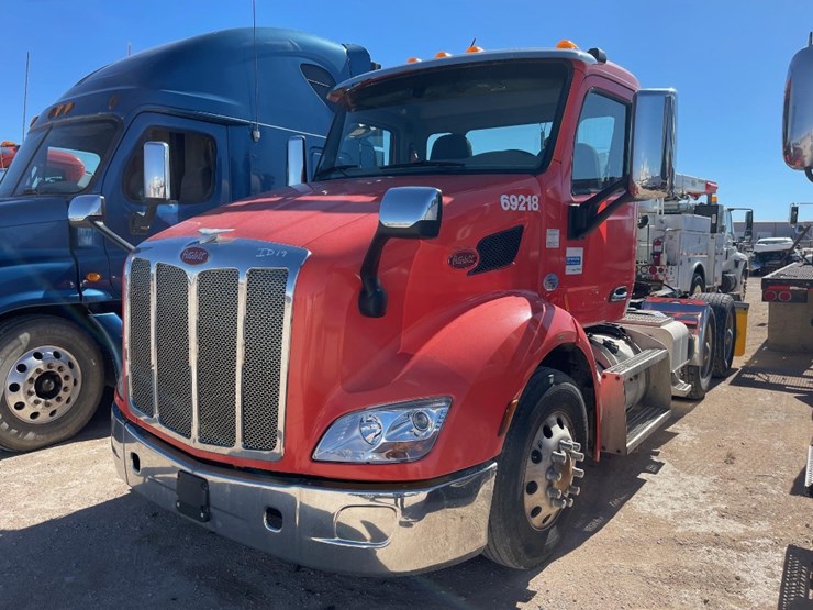 2019-peterbilt-579-image-1
