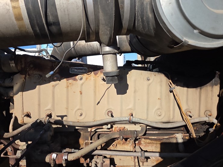 1988-freightliner-day-cab-semi-image-37