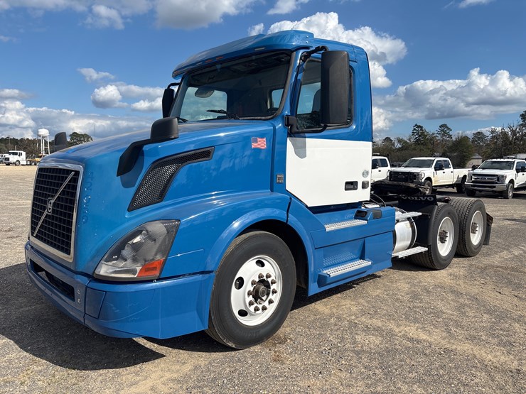 volvo-vnl64t300-image-1