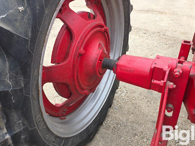 1951-farmall-m-2wd-tractor-image-13
