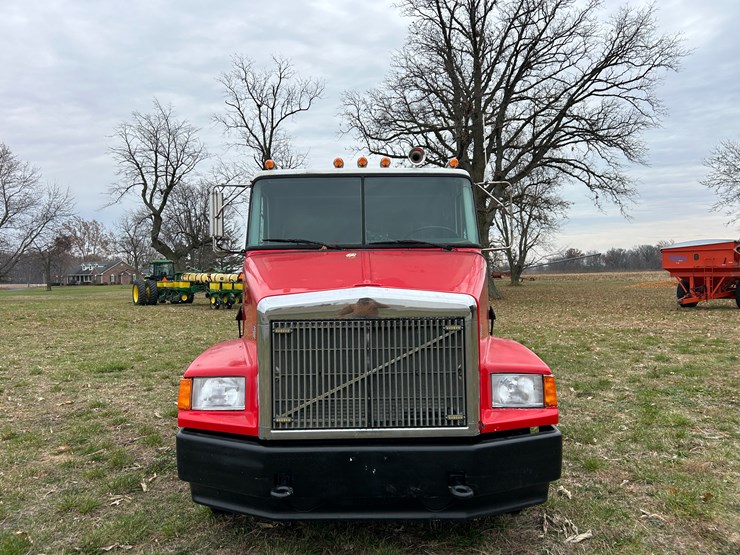 #95-•-volvo-semi-image-8