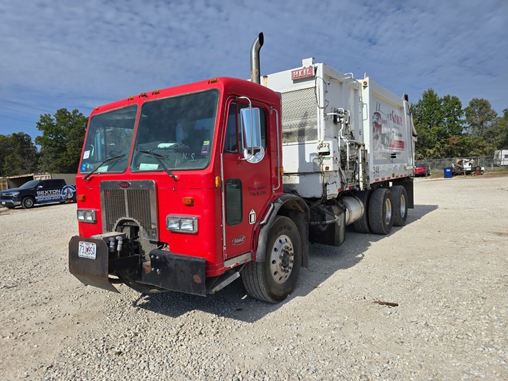 2003-peterbilt-320-image-2