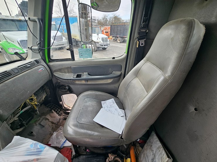 freightliner-columbia-112-image-70