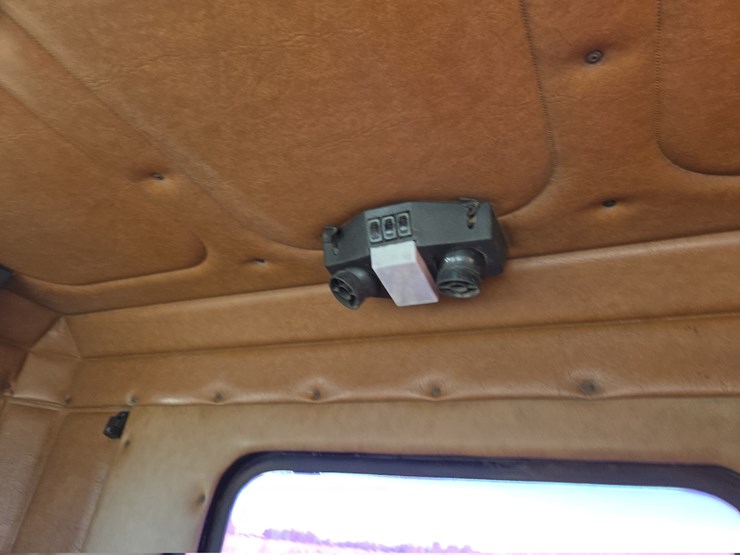 1988-freightliner-day-cab-semi-image-72