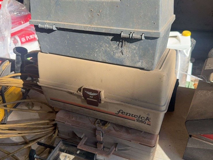 tackle-boxes-with-lures-image-1