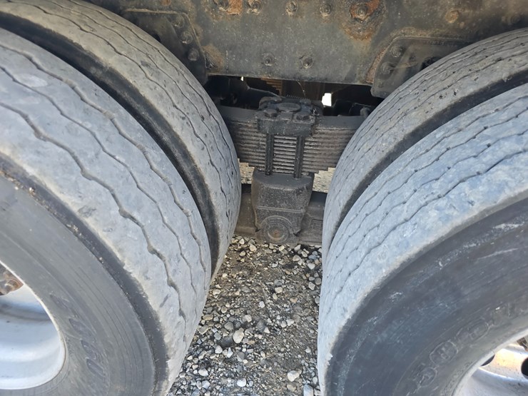 2013-peterbilt-320-image-94