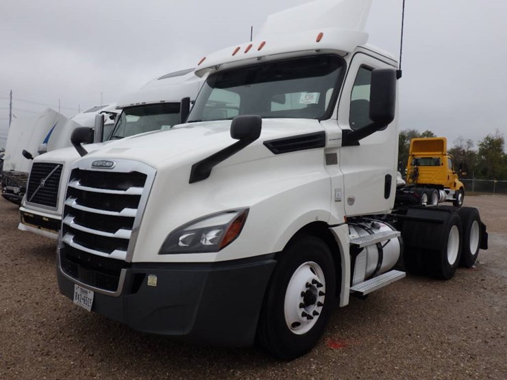 freightliner-cascadia-126-image-1