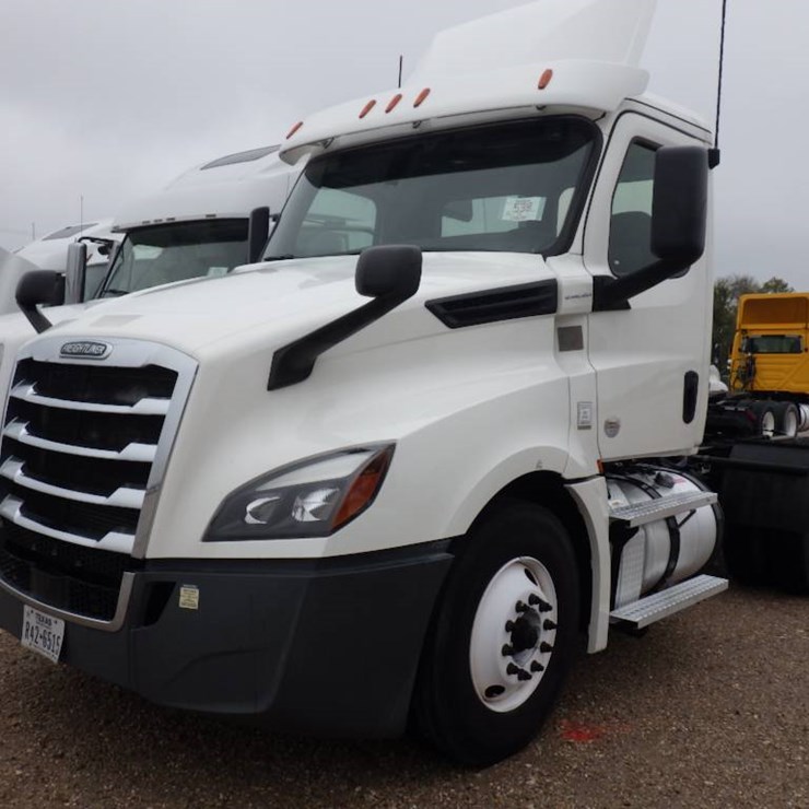 FREIGHTLINER CASCADIA 126
