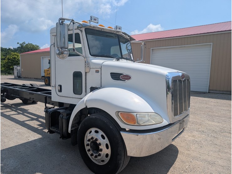 peterbilt-335-image-4