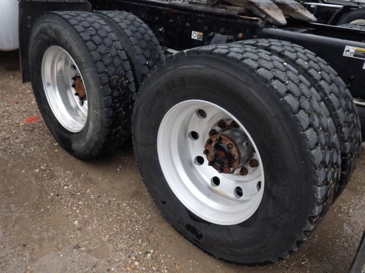 peterbilt-567-image-15