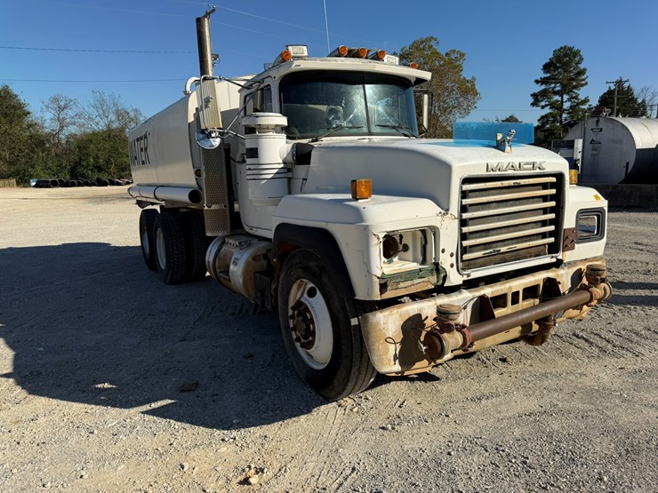 mack-r686st-image-1