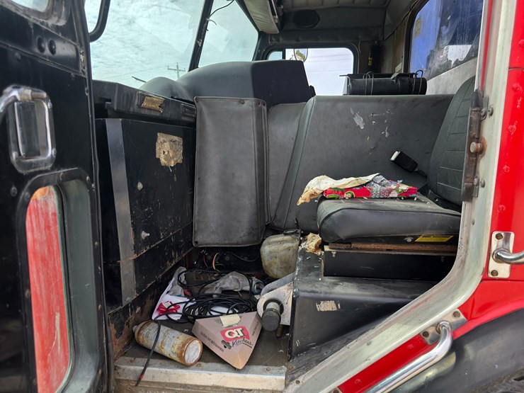 2003-peterbilt-320-image-72