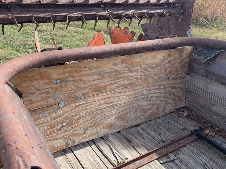new-idea-manure-spreader,-single-axle,-wood-floor,-540pto,-has-a-hole-in-floor,-is-in-working-order,-just-needs-a-new-floor,-hyd.-slop/end-gate,-rear-beater-image-16