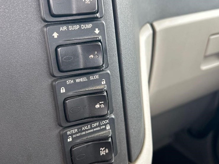 peterbilt-579-image-57