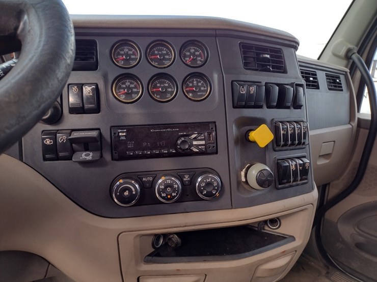 peterbilt-567-image-8