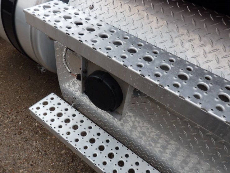 freightliner-cascadia-126-image-4