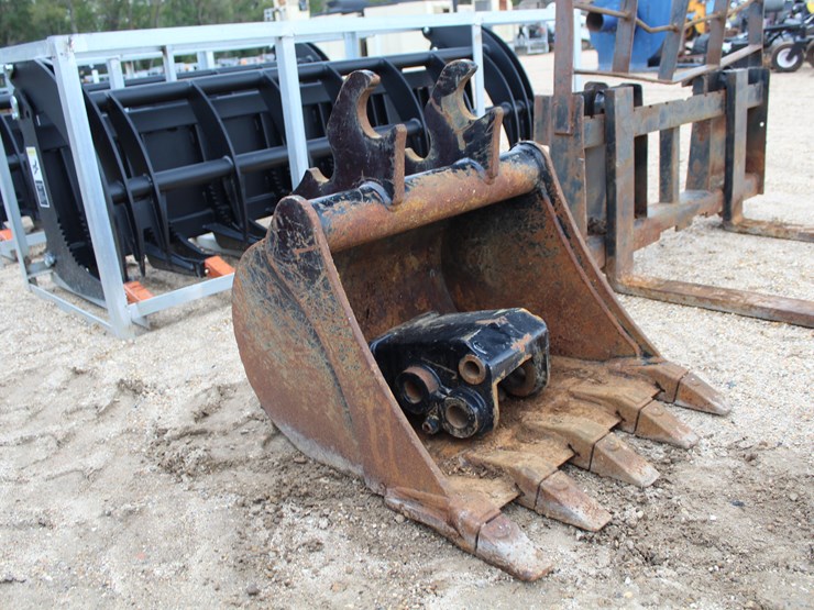 #02572-•-kubota-k7875a-bucket-image-1