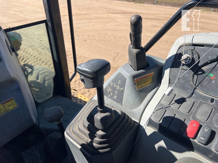 2016-caterpillar-415f2-image-34