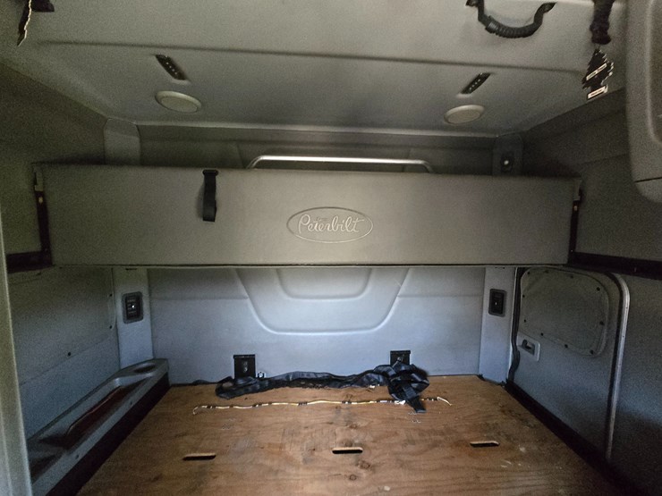 peterbilt-579-image-86