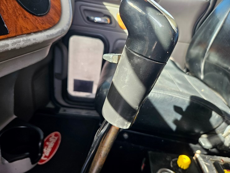 2009-peterbilt-365-image-78