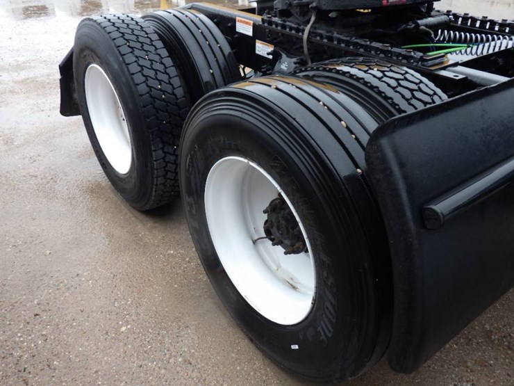 2020-freightliner-cascadia-126-image-4