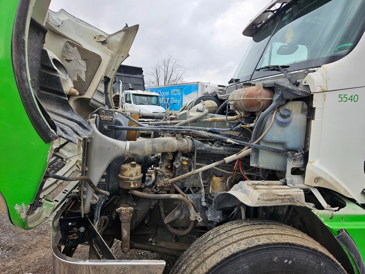 freightliner-columbia-120-image-54