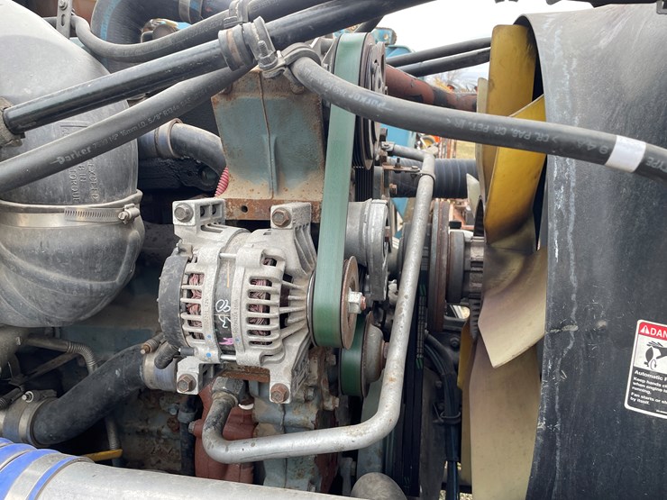 #1043-•-2009-freightliner-semi-(wi-title-in-delay)-image-74