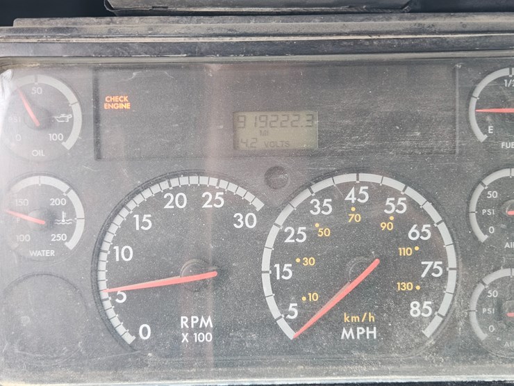 freightliner-columbia-112-image-82