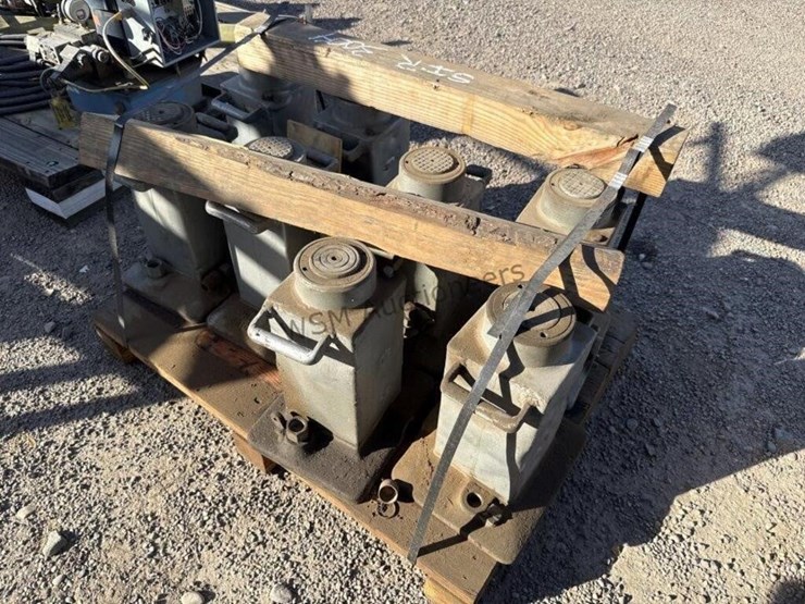 pallet-of-hydraulic-jacks-image-3