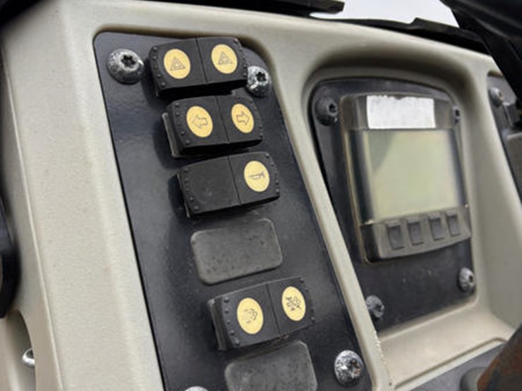 2017-caterpillar-cb24b-image-15