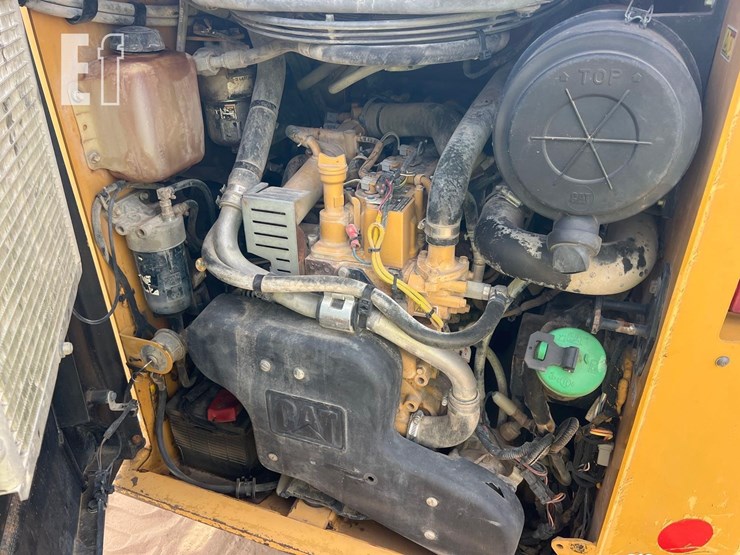 2016-caterpillar-236d-image-18